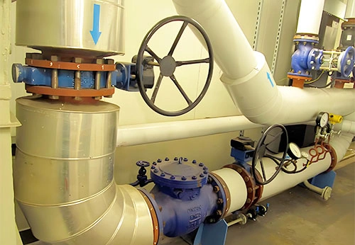 What temperature ranges and media are suitable for cast iron, cast steel, and st